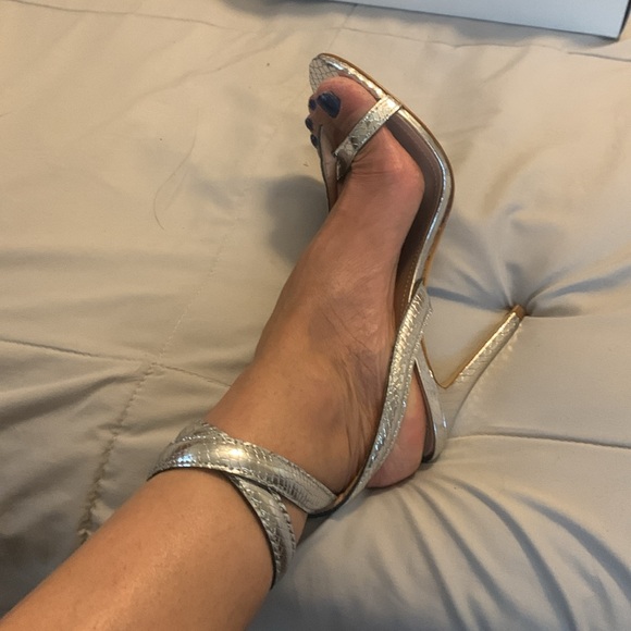 Schultz Silver high heels New with tags and box. Size 7.5 - Picture 3 of 6